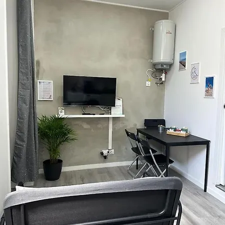 1 Bed-flat 150 Metros From דירה *